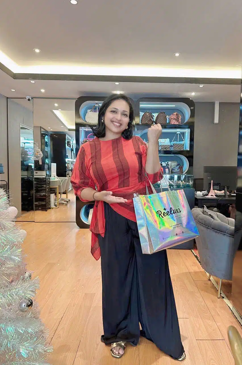 A Reeluxs customer collecting her bag at the outlet