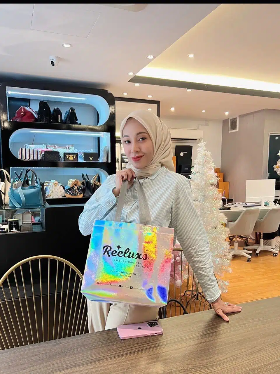 A Reeluxs customer collecting her bag at the outlet