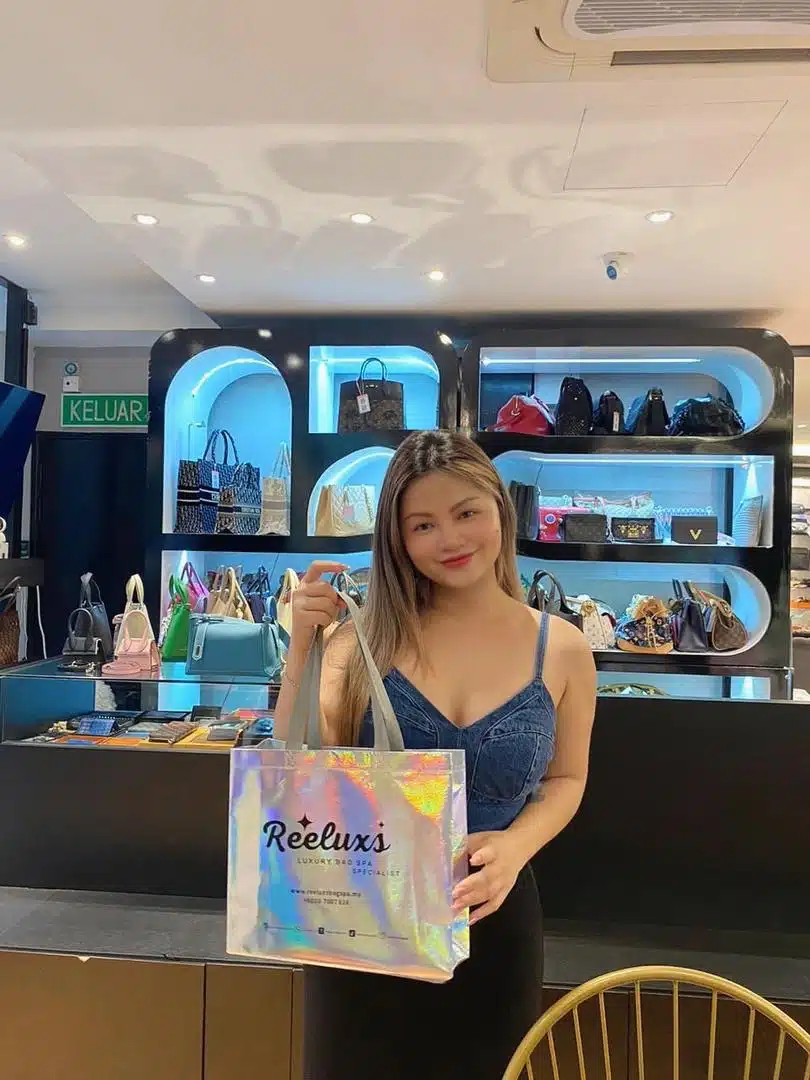 A Reeluxs customer collecting her bag at the outlet
