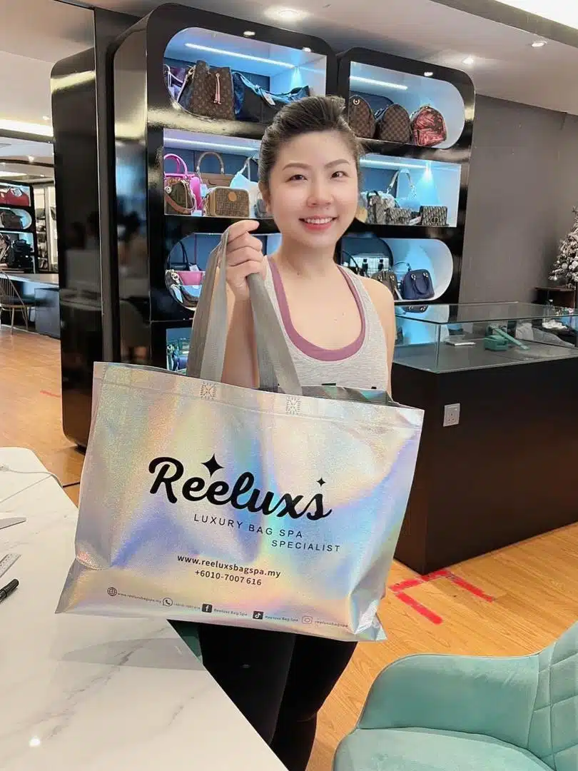 A Reeluxs customer collecting her bag at the outlet