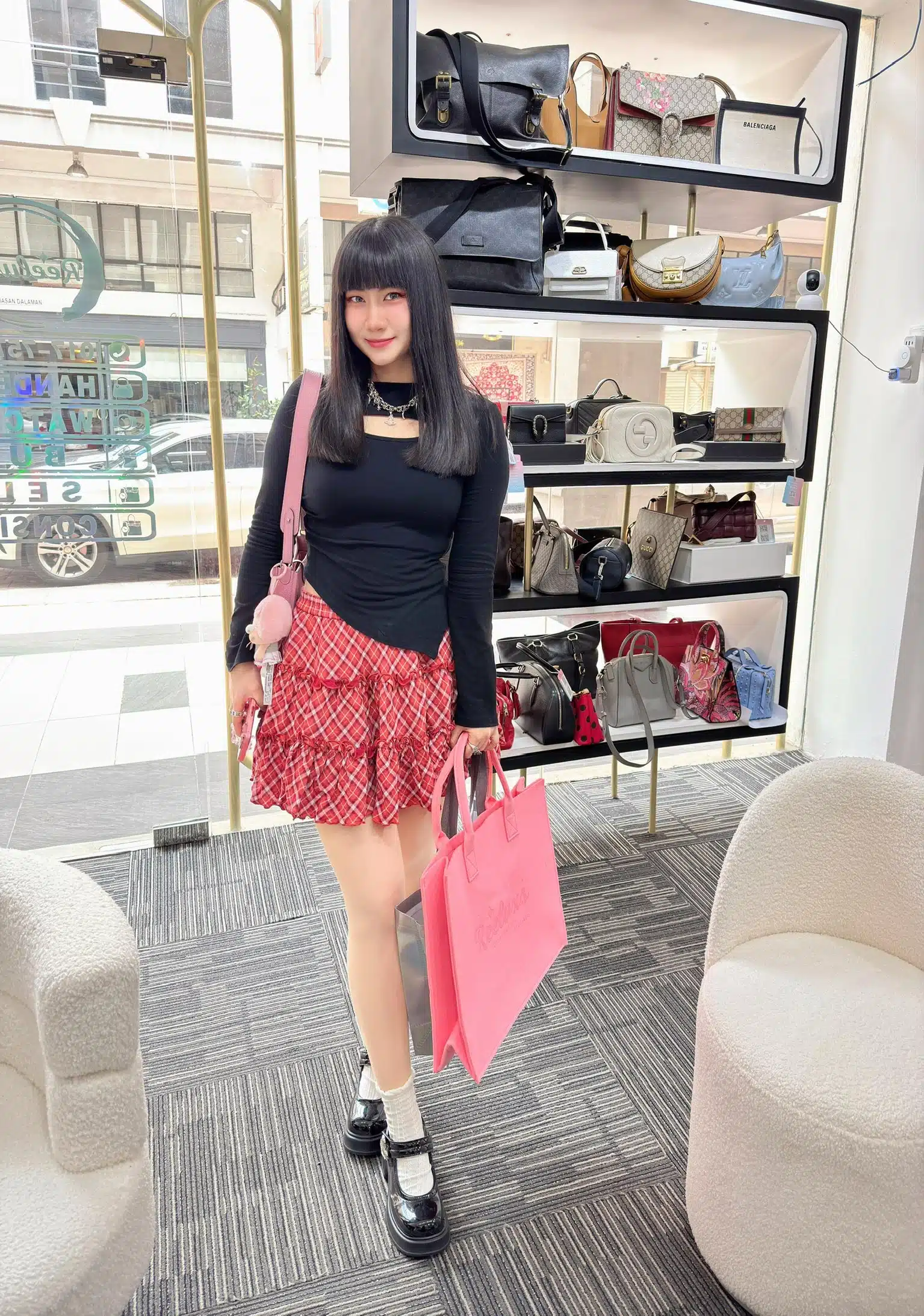 A Reeluxs customer collecting her bag at the outlet