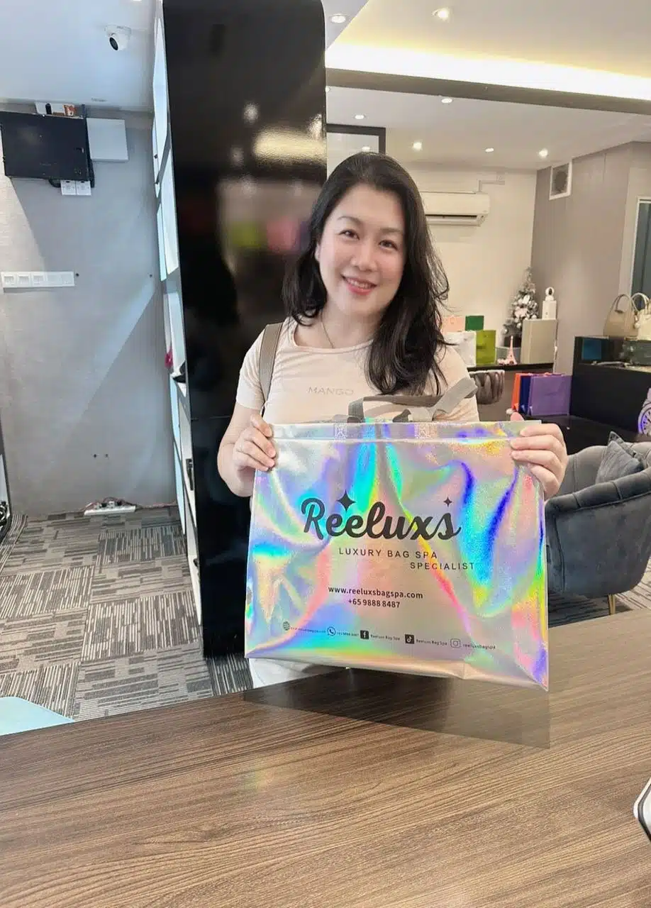 A Reeluxs customer collecting her bag at the outlet