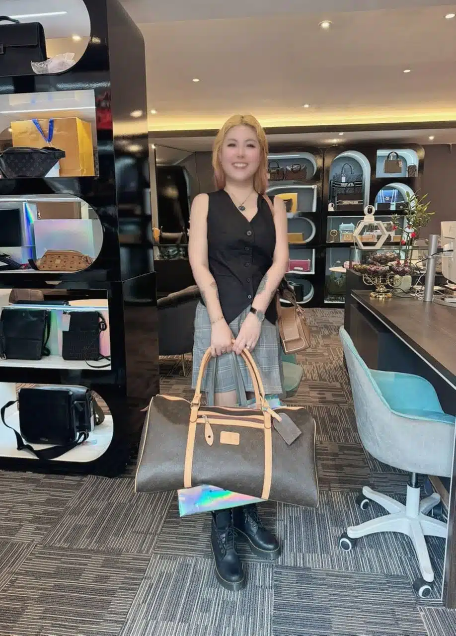 A Reeluxs customer collecting her bag at the outlet
