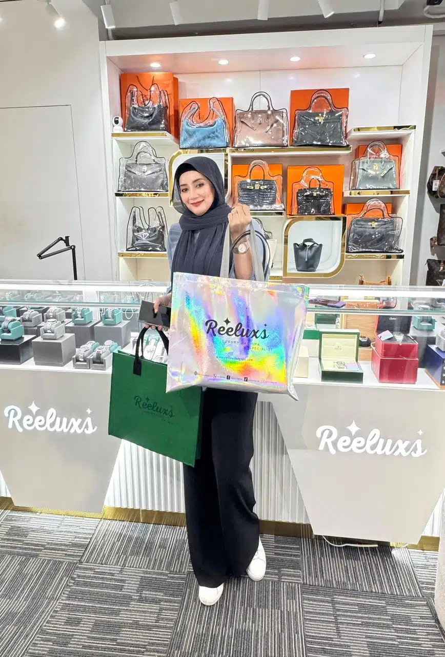A Reeluxs customer collecting her bag at the outlet