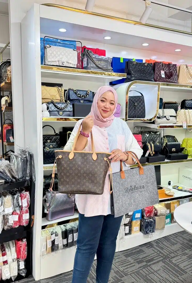 A Reeluxs customer collecting her bag at the outlet