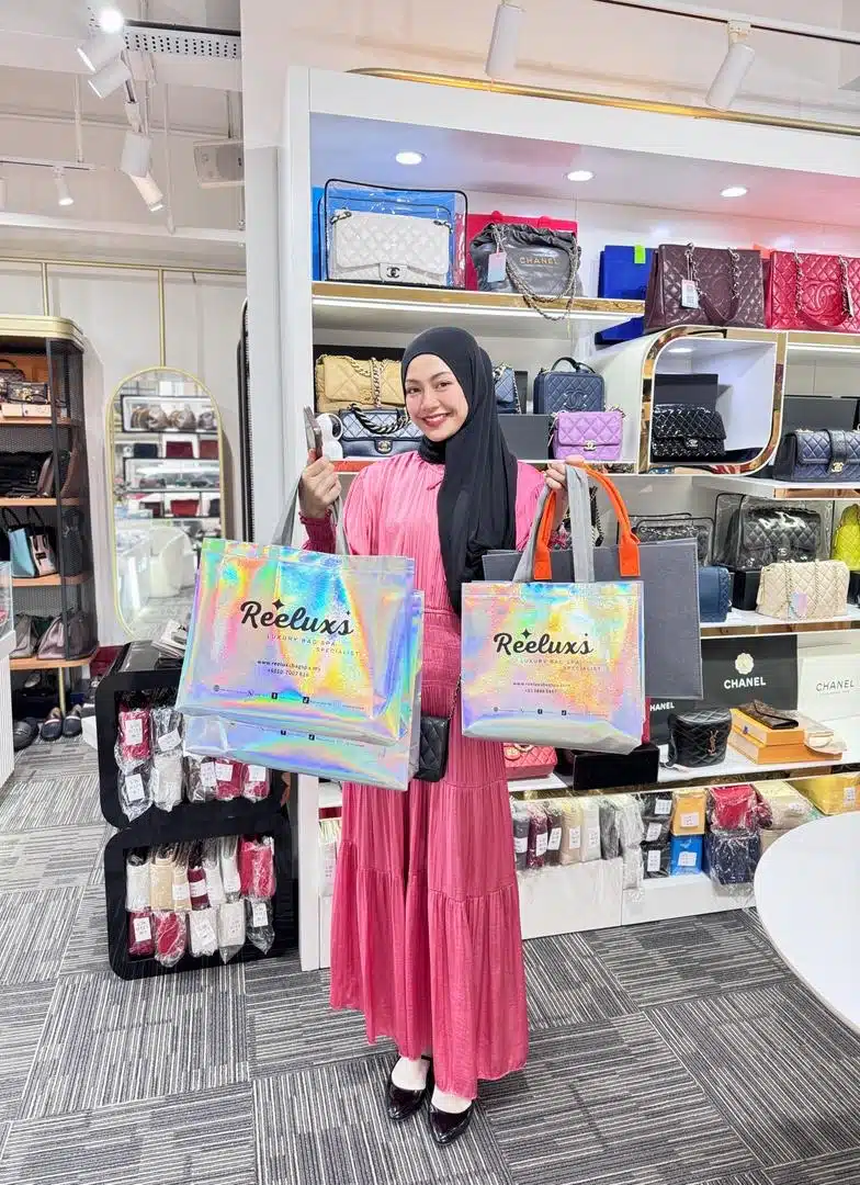 A Reeluxs customer collecting her bag at the outlet
