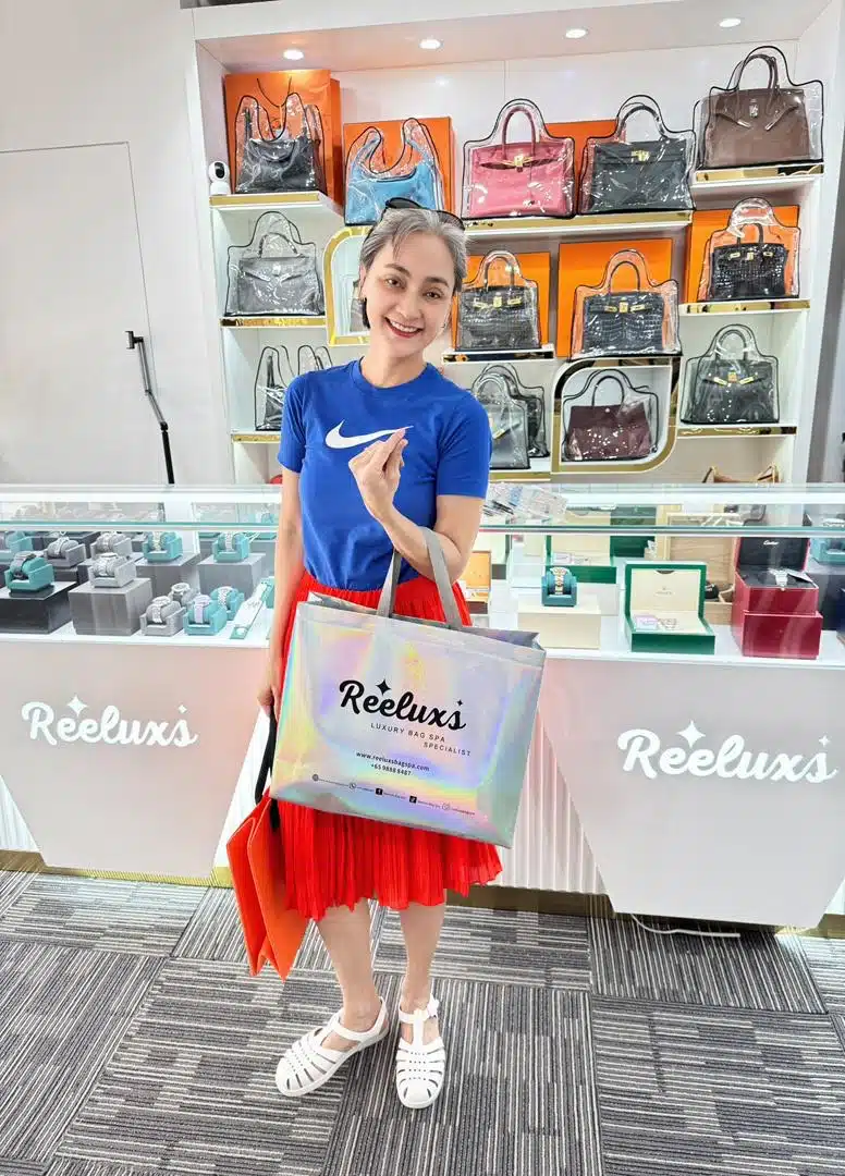 A Reeluxs customer collecting her bag at the outlet