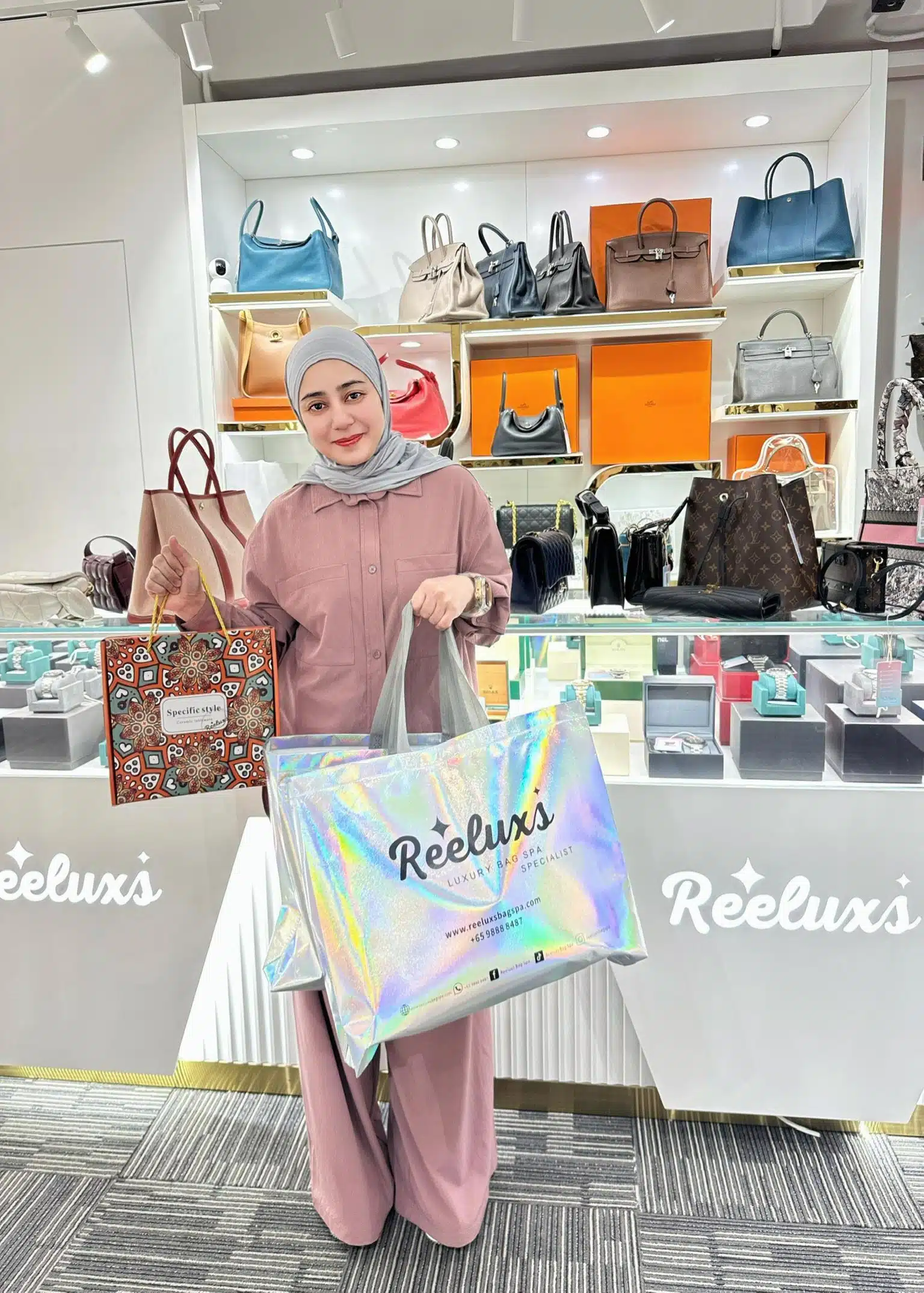 A Reeluxs customer collecting her bag at the outlet