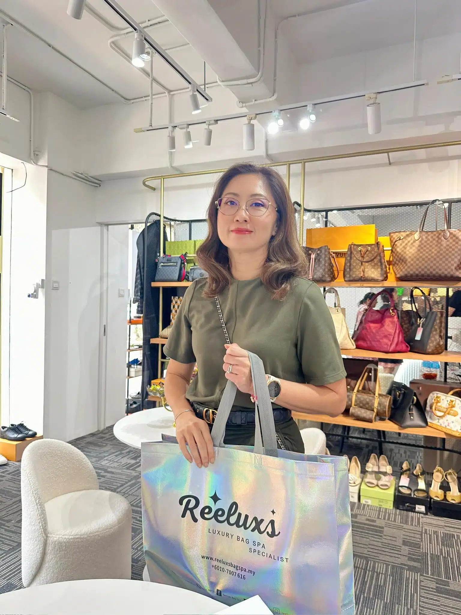 A Reeluxs customer collecting her bag at the outlet